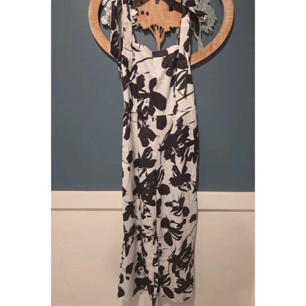Woman's one pc jumsuit, ties at shoulders. Size large.